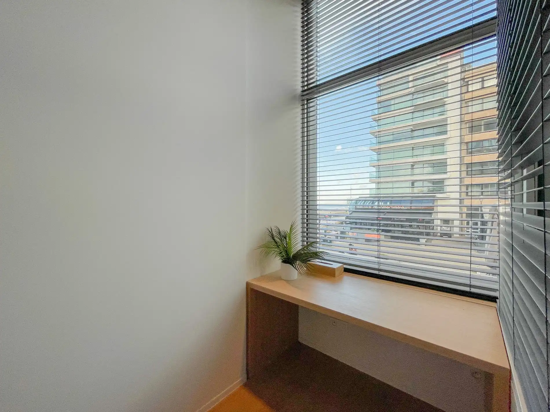 Uitzonderlijk, luxueus afgewerkt hoekappartement met frontaal zeezicht. foto 32