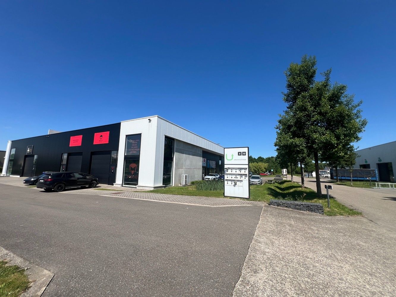 KMO-unit met showroom foto {{pictureIndex}}