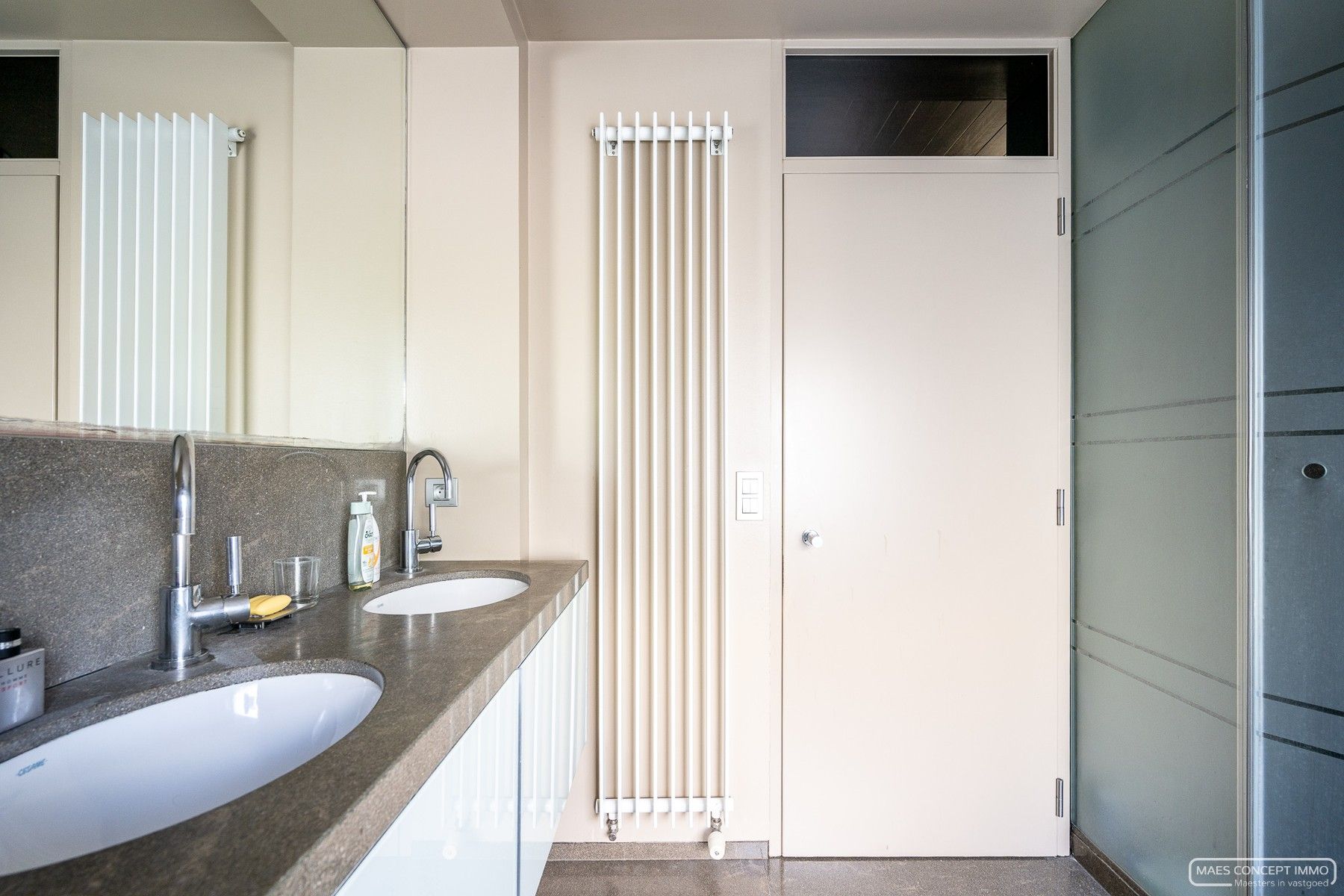 Handelsfonds te koop met uniek commercieel vastgoed: villa, winkel en loods foto 12