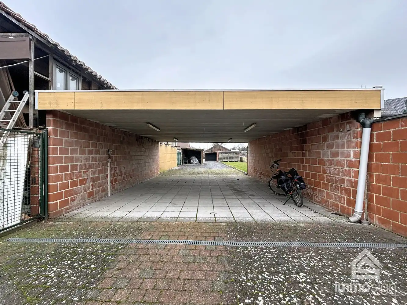Ruim appartement met groot terras, 2 slaapkamers en carport in Peer centrum foto 15