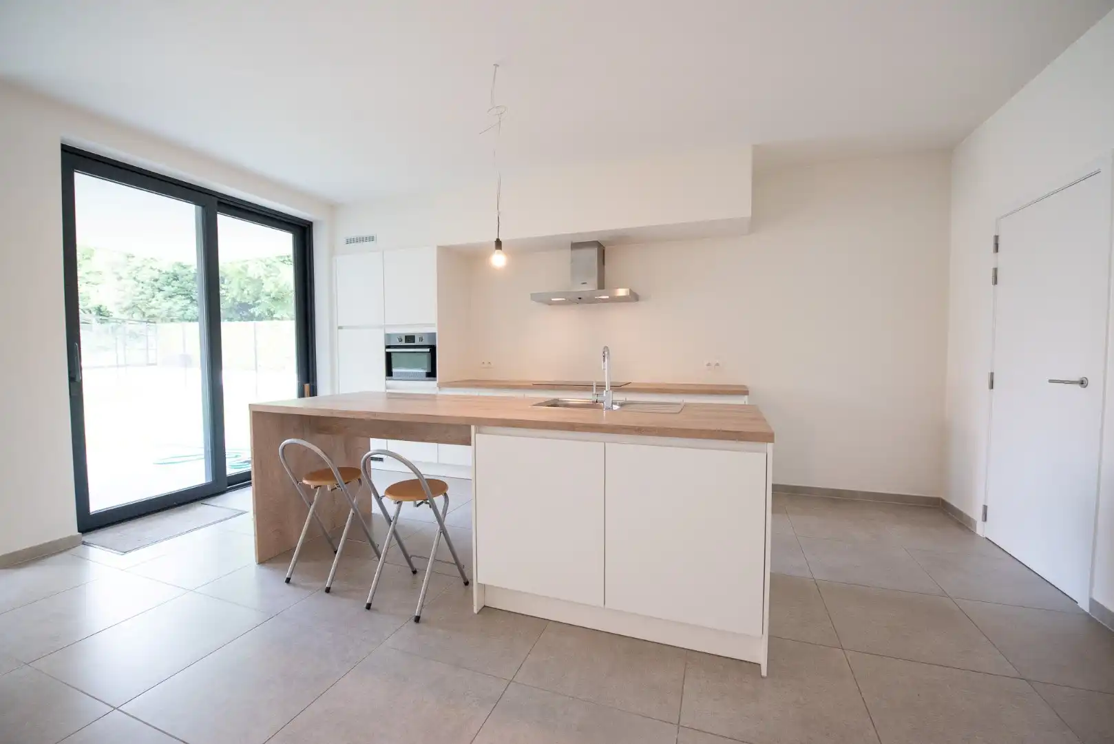 Prachtig gelijkvloers appartement te Sint-Eloois-Vijve met tuintje en overdekt terras.  foto 10