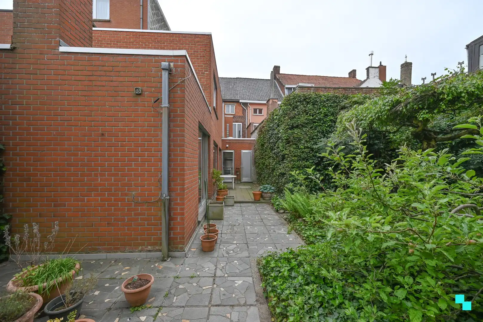 Centraal gelegen handelsruimte met bijhorende woonst en leuke stadstuin te Izegem foto 14