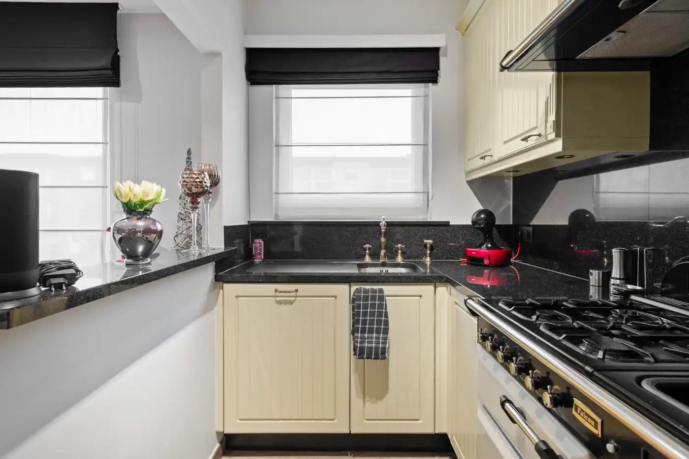 Gezellig, instapklaar app. op 1e verd. met 2 slpk., balkon en een garagebox foto 7