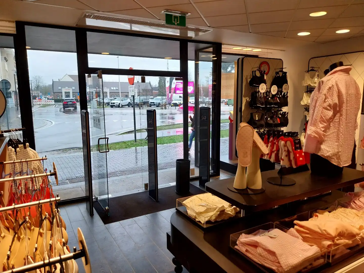 Ruime handelsruimte te huur op toplocatie in Houthalen foto 3