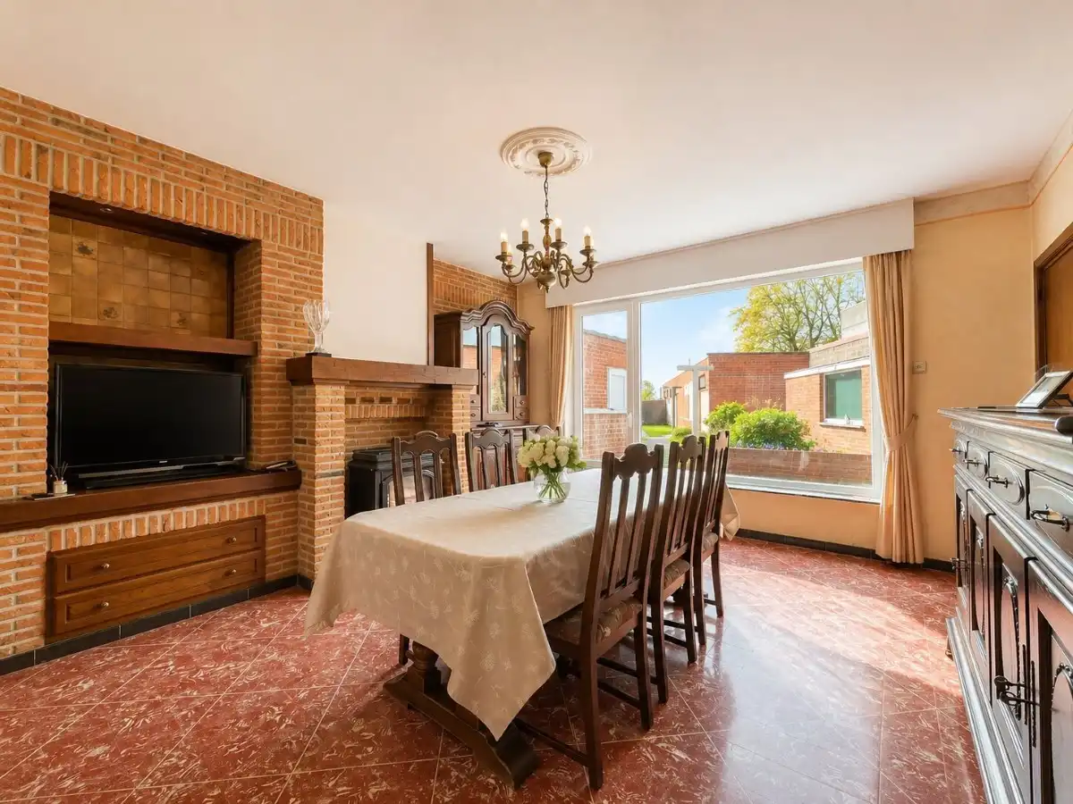 Rumbeke - Te renoveren woning met tuin, garage en uitweg achteraan foto 7