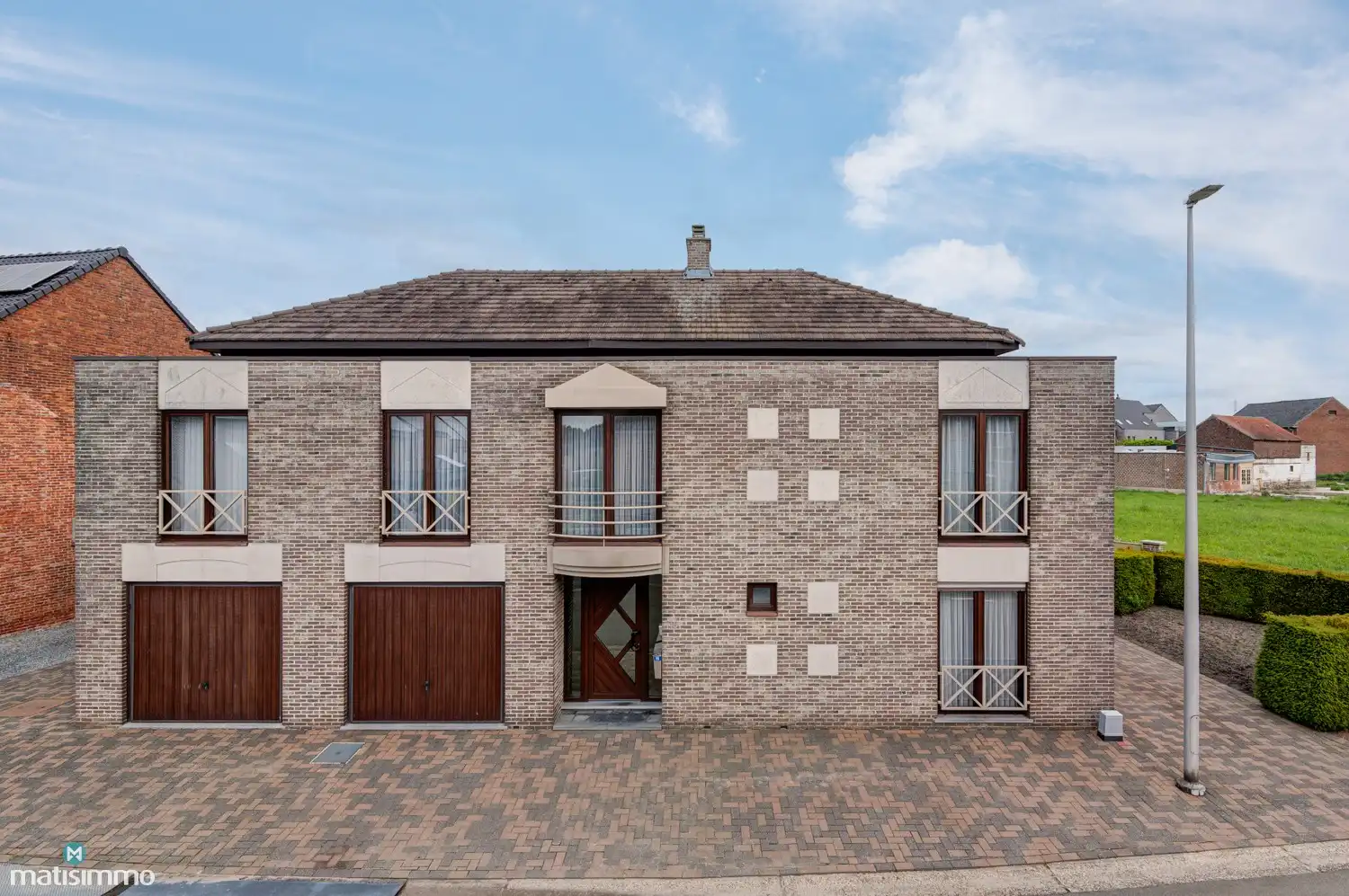MEERSGEZINSWONING (2 APP.) MET 2 GARAGES, KELDER, ZOLDER EN RUIME TUIN IN MUNSTERBILZEN foto {{pictureIndex}}