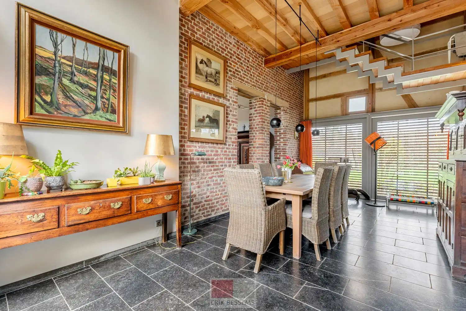 Een zeer karaktervol woonerf van maar liefst 3996 m² met bijzondere uitstraling, bestaande uit een prachtige hoofdwoning (voormalige schuur en stallen) en een charmant vakwerkhuis. foto 7