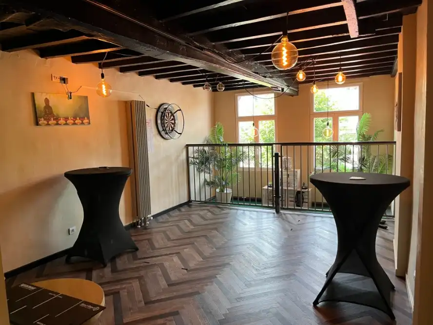 Praatcafé met ruim terras op de Markt van Eeklo over te nemen foto 8