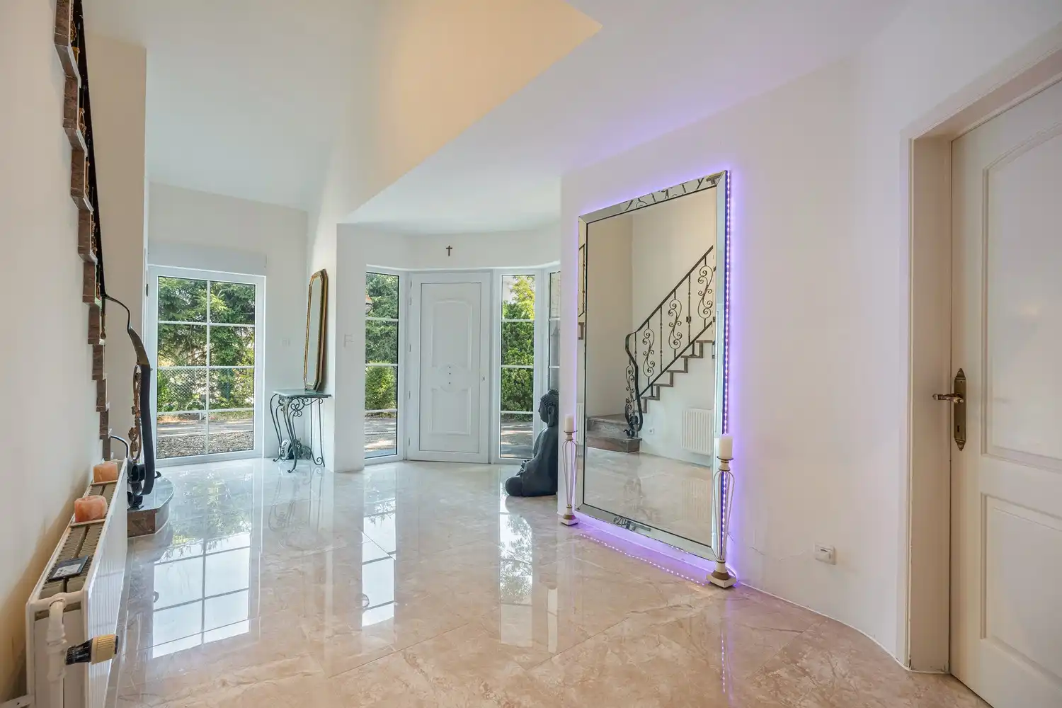 Exclusieve villa met royale leefruimtes op een unieke locatie foto 4