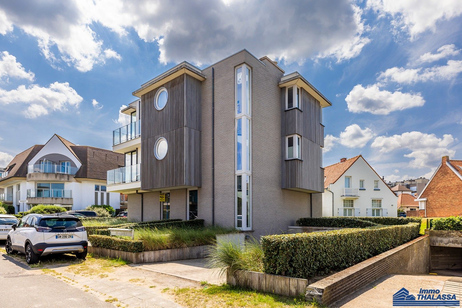 Modern afgewerkt 2-slaapkamerappartement op 200 meter van de zeedijk en het strand. foto 1