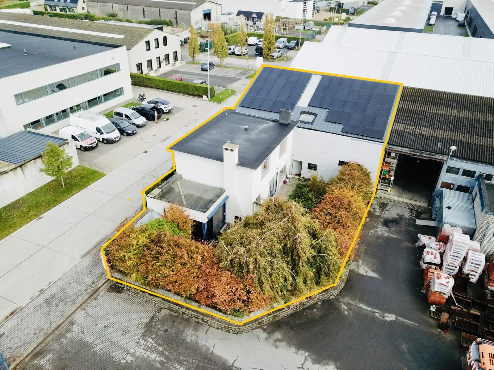 BEDRIJFSGEBOUW te koop in Zedelgem, bestaande uit MAGAZIJN (265m²) en WONING (3/4 slpkms, garage en tuin). Inclusief ZONNEPANELEN en BATTERIJ! foto 2