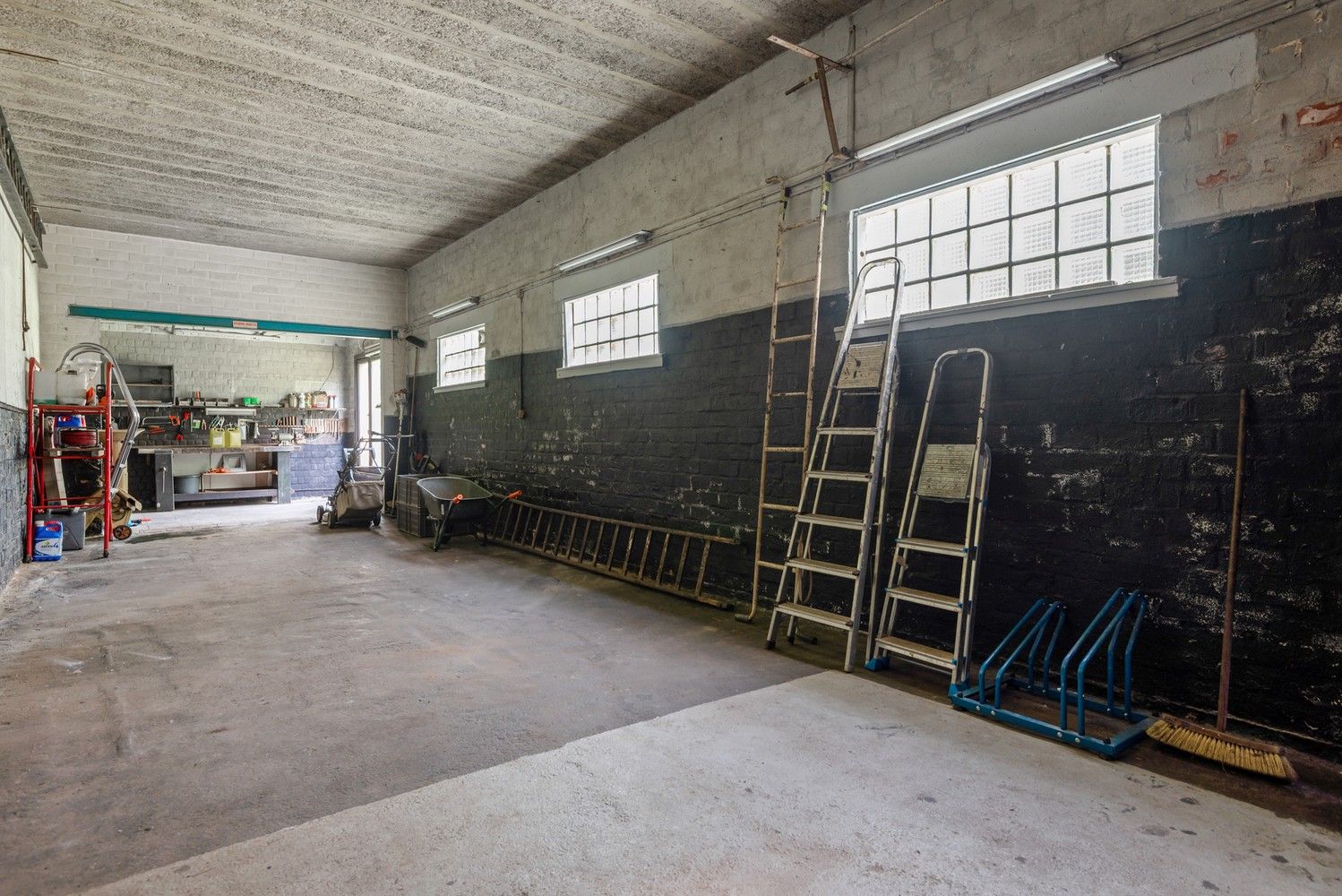 Ruime woning met prachtig onderhouden tuin met verzicht over de velden foto 21