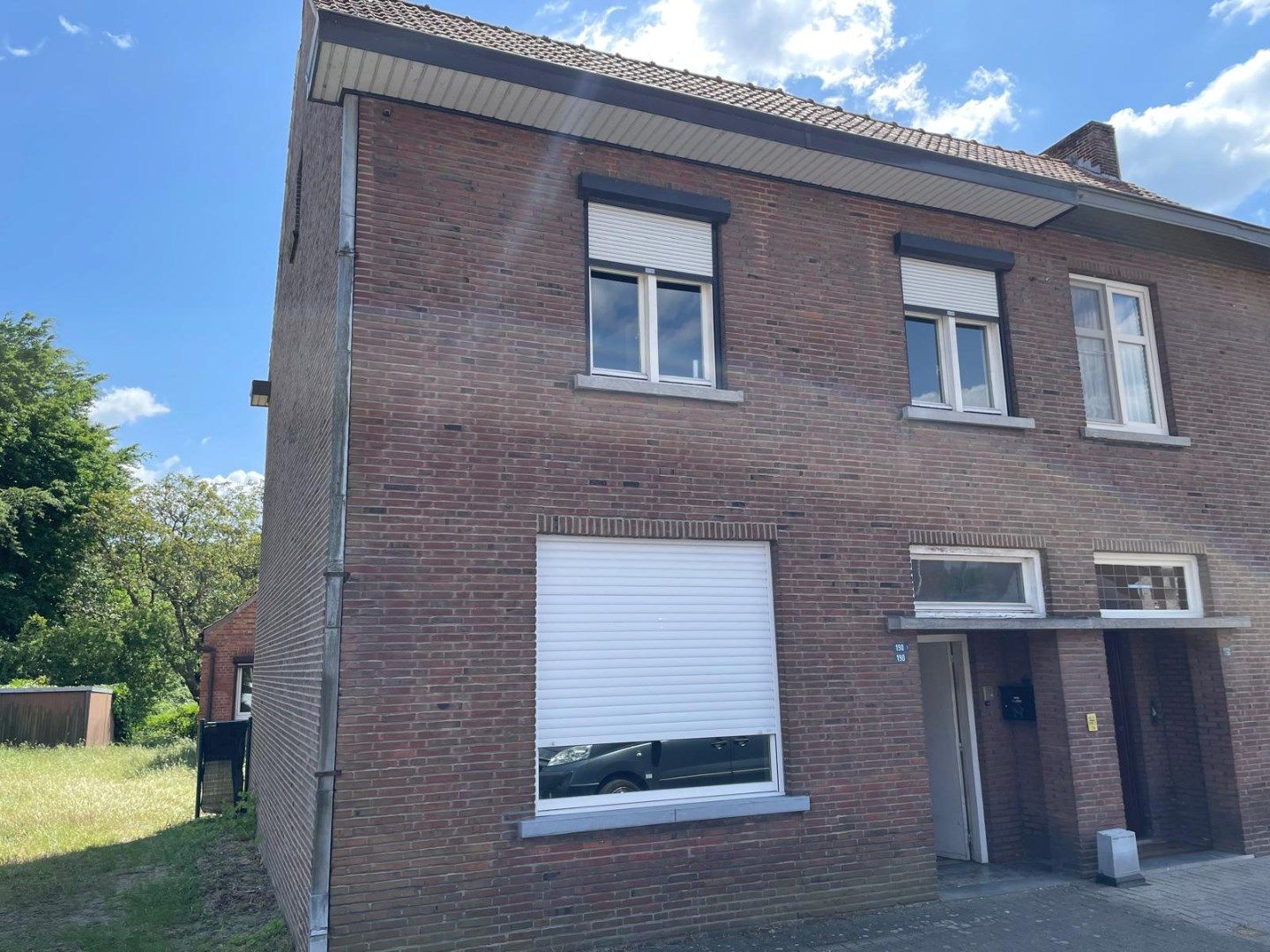 Appartementsgebouw met aanpalende schuur foto {{pictureIndex}}