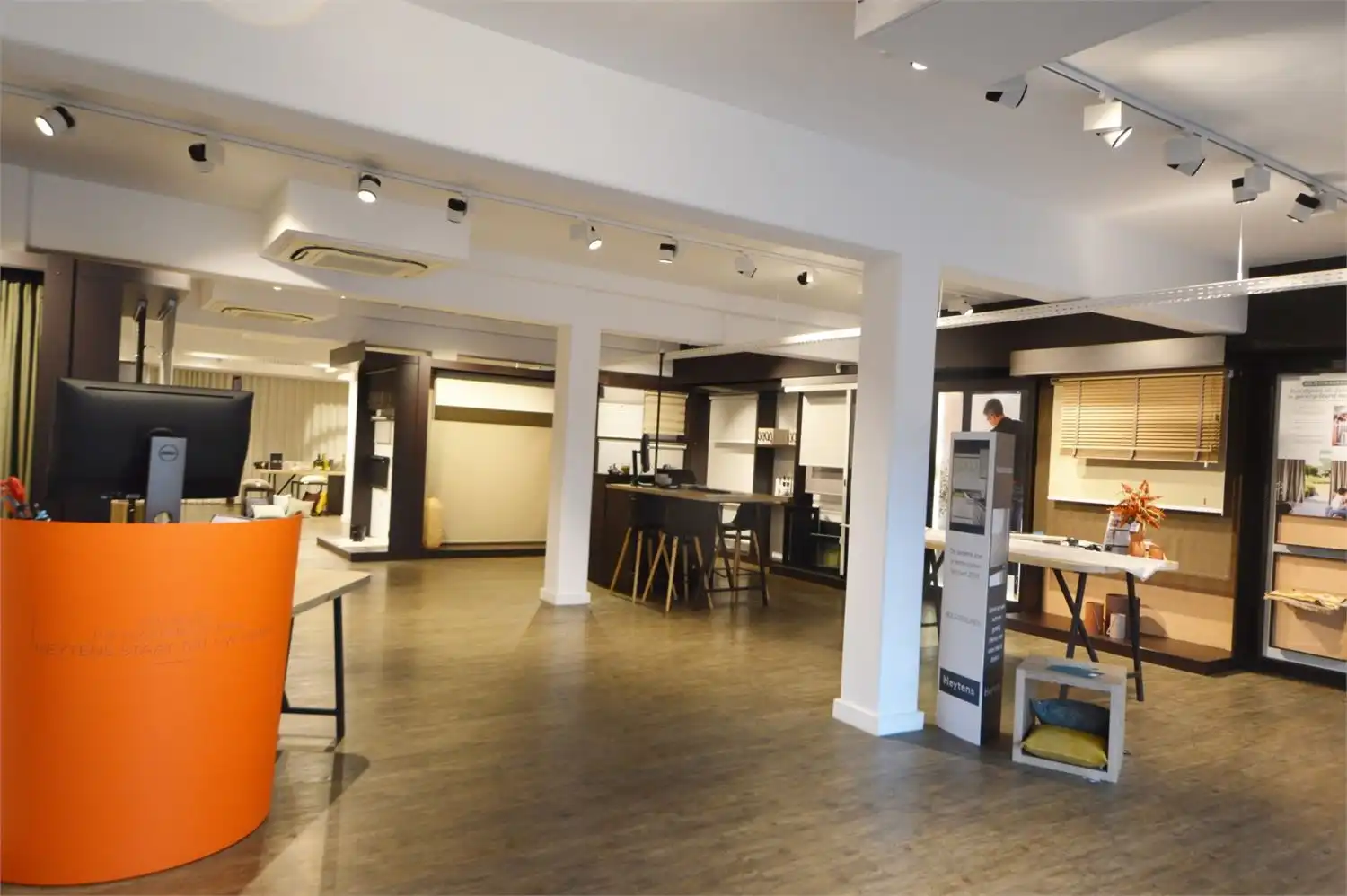 TOP GELEGEN BAANWINKEL MET PARKING NAAST IXINA EN TORFS, nabij BURGER KING & MC DONALDS foto 6