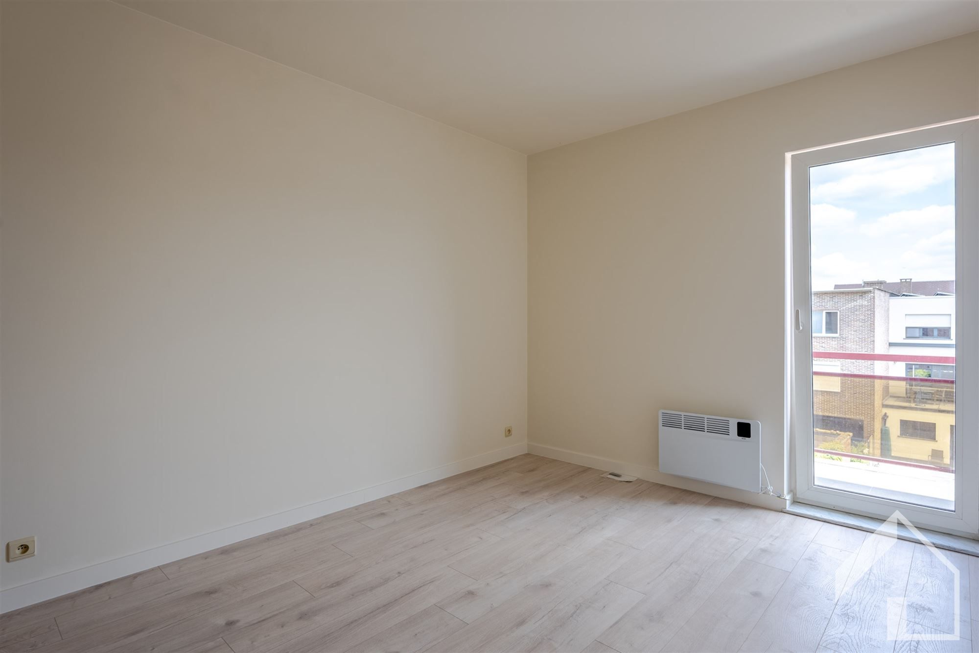 Gerenoveerd 2-slaapkamerappartement met garage foto 7
