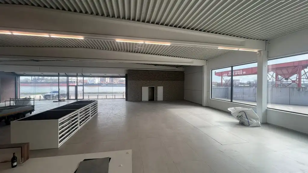 Showroom met kantoor en stockageruimte te huur in de haven van Gent foto 4