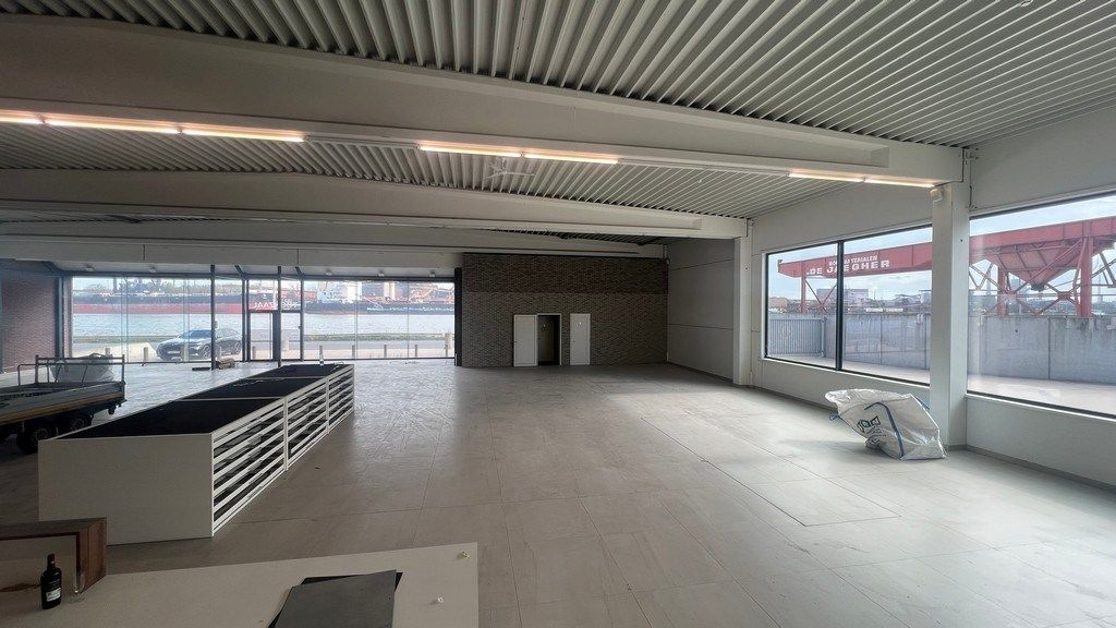 Showroom met kantoor en stockageruimte te huur in de haven van Gent foto 4