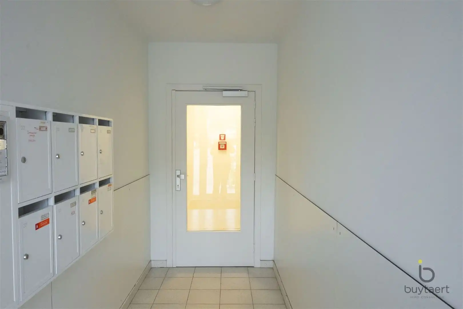 RUIME EN LICHTRIJKE PRAKTIJK IN GELIJKVLOERSAPPARTEMENT MET PRIVÉ-TUIN foto 3