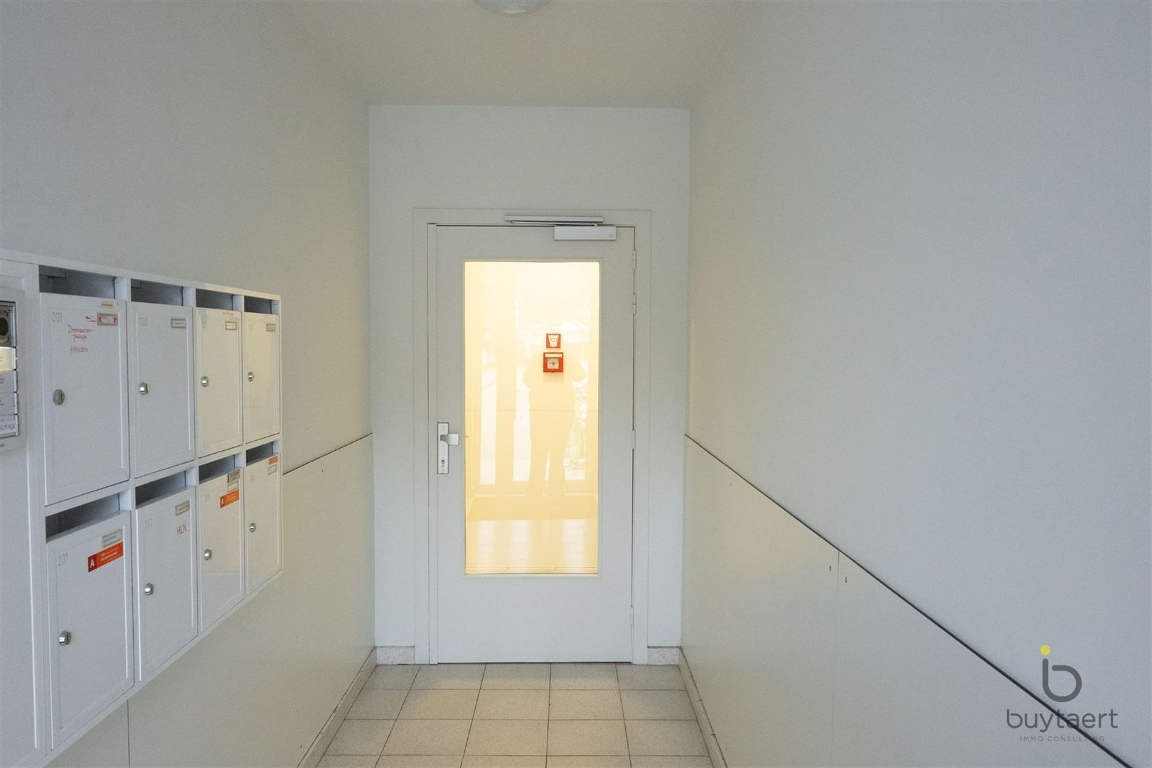 RUIME EN LICHTRIJKE PRAKTIJK IN GELIJKVLOERSAPPARTEMENT MET PRIVÉ-TUIN foto 3