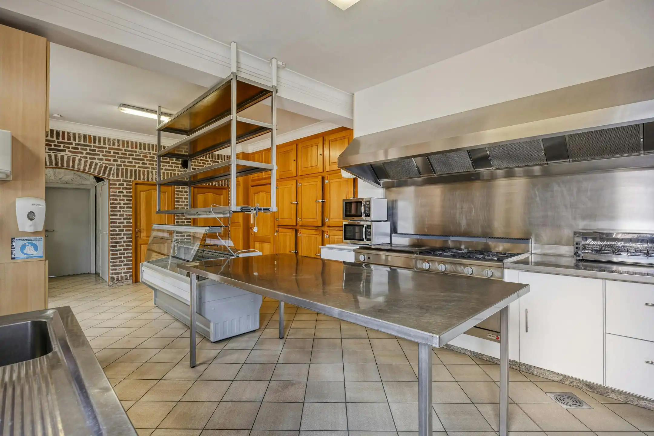 Handelshuis met café en feestzaal + bouwgrond te koop in Tongerlo  foto 11