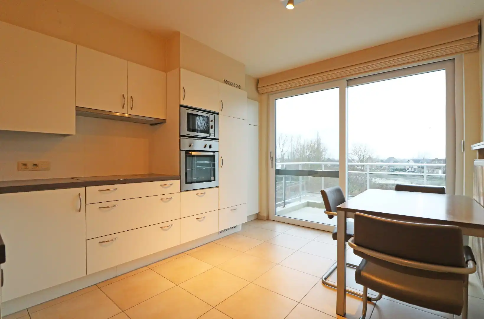 Lichtrijk appartement met carport foto 2