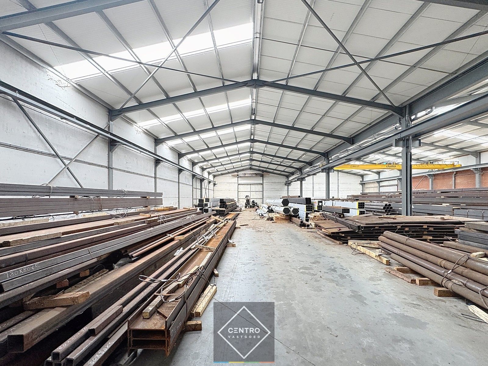 Instapklare MAGAZIJNEN (1.500m²), voorzien van 2 ROLBRUGGEN (5 ton) en geïntegreerde KANTOORRUIMTE met sanitaire voorzieningen. Op ambachtelijke zone te Wingene! foto 4