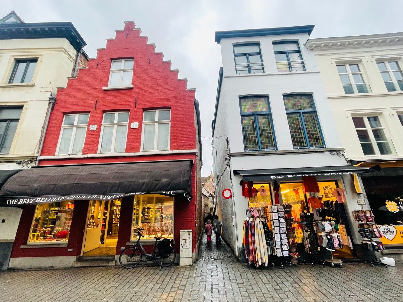 Historisch Hartje Brugge , vlakbij Het Walplein, Het Begijnhof, de Katelijnestraat , CHARMANT PITTORESK HANDELSPAND van  44 m² op gelijkvloers met stadspatio, 1é Verd 30 m² + mezzanine van 10m² foto 5