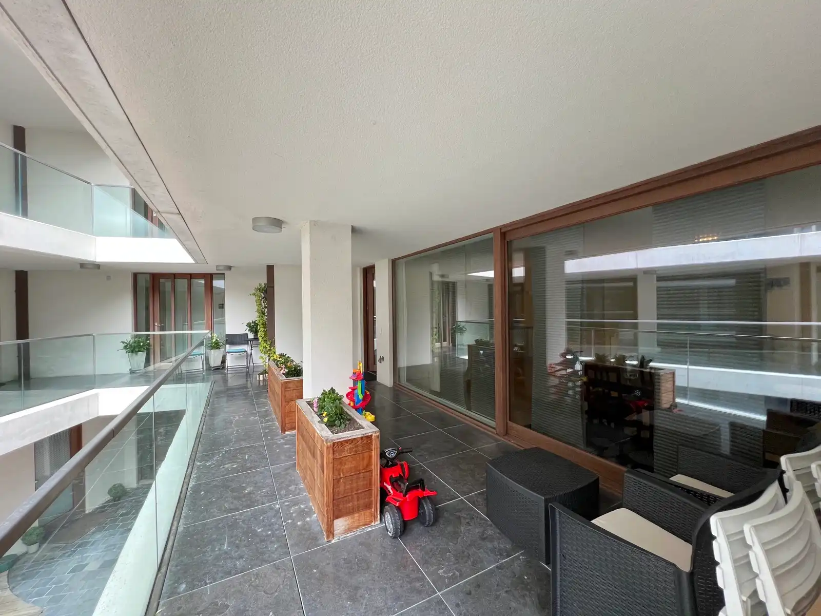Modern appartement met 2 slpks, terras en autostaanplaats foto 15