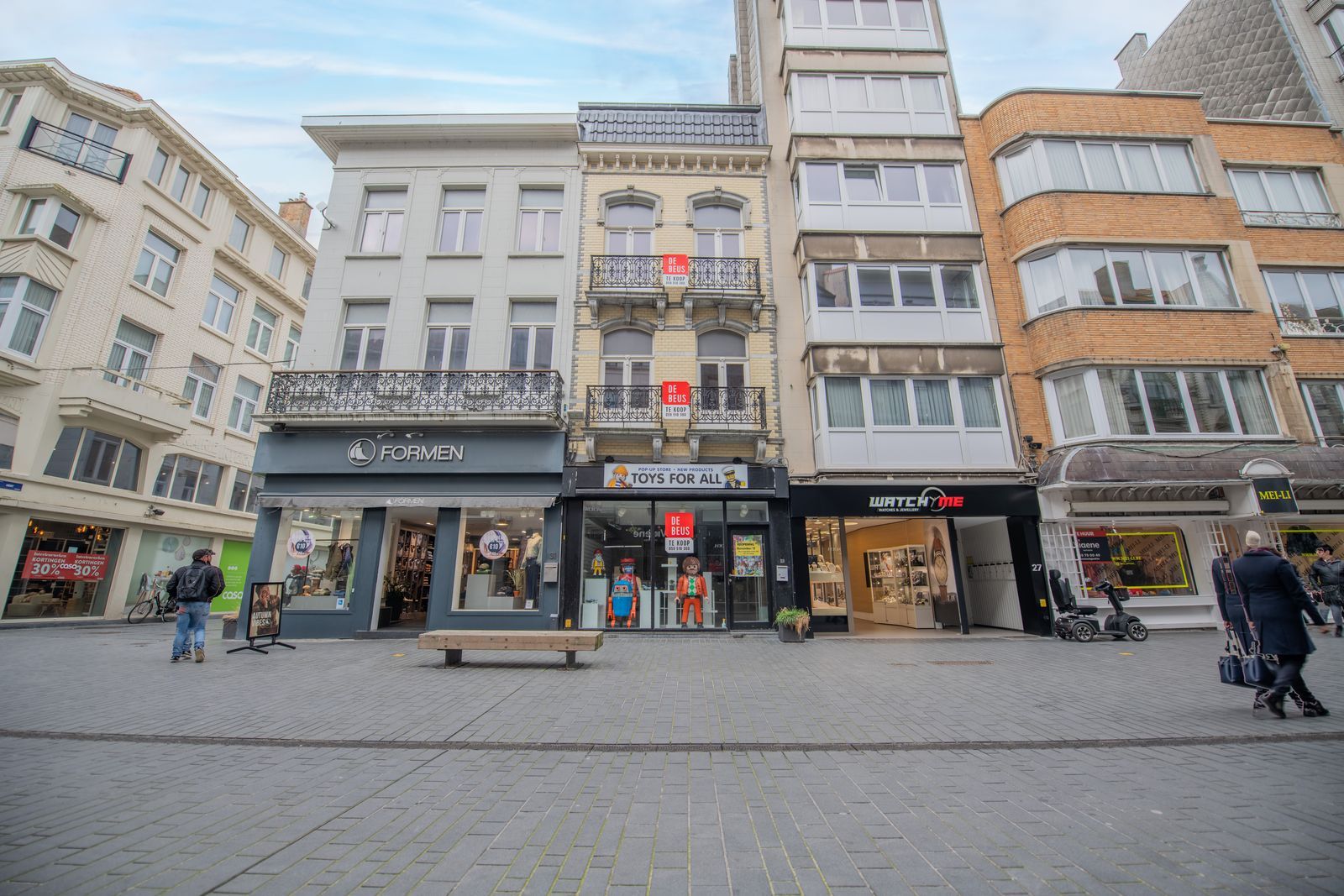 Uitstekend gelegen handelspand in drukke winkelstraat foto 2