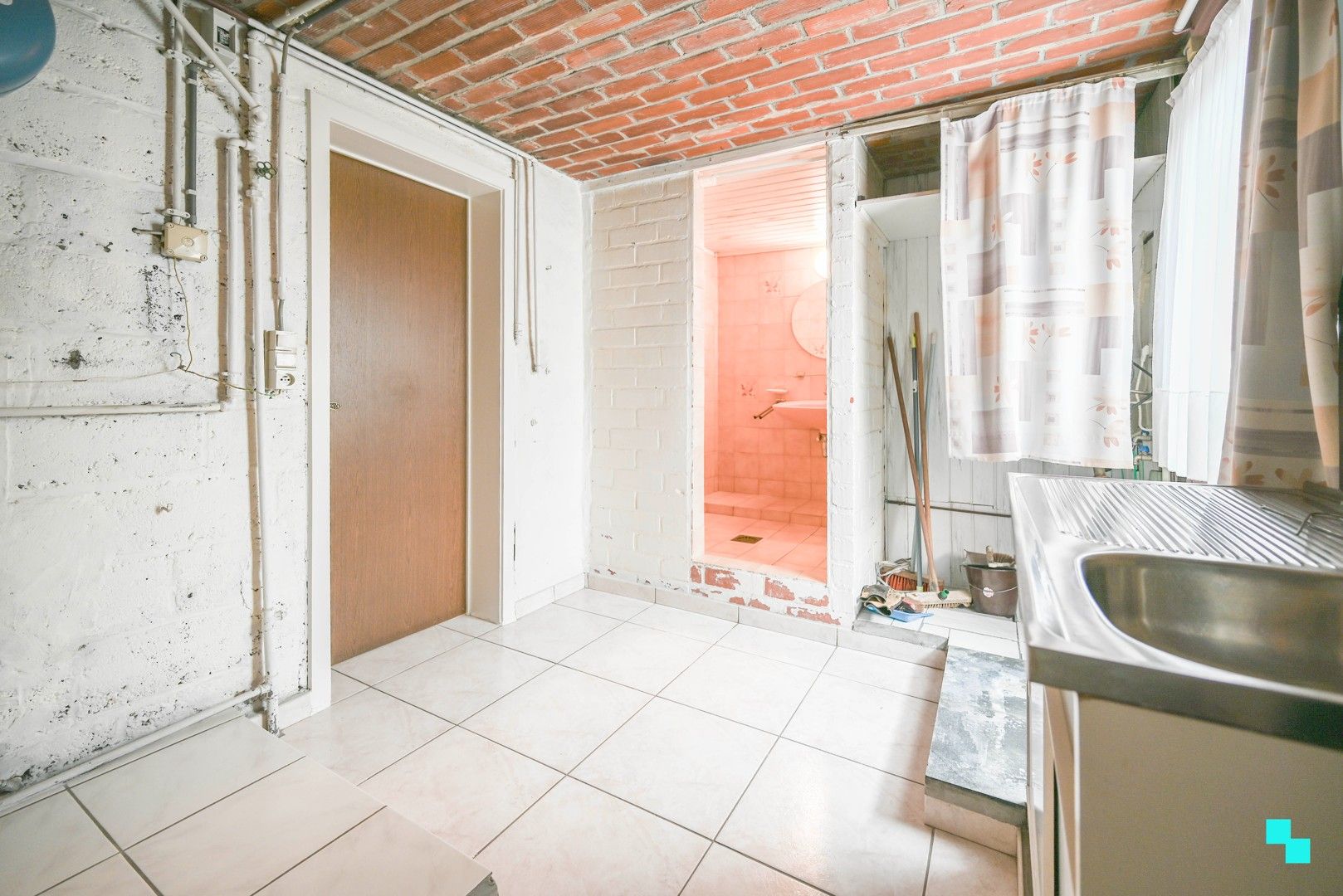 Ruime woning met garage in het centrum van Meulebeke foto 14