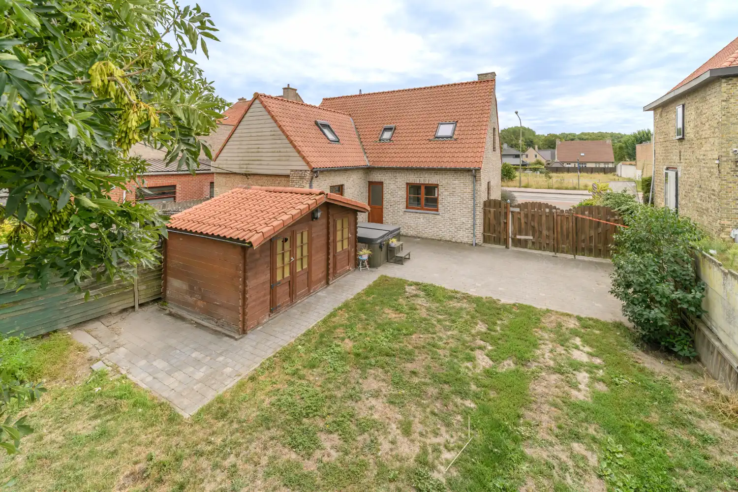 DE PANNE: Gezinswoning met 4 slaapkamers (waarvan 1 gelijkvloers), bureauruimte, 2 badkamers en tuin op 1.250m² totale grondopp. foto 4