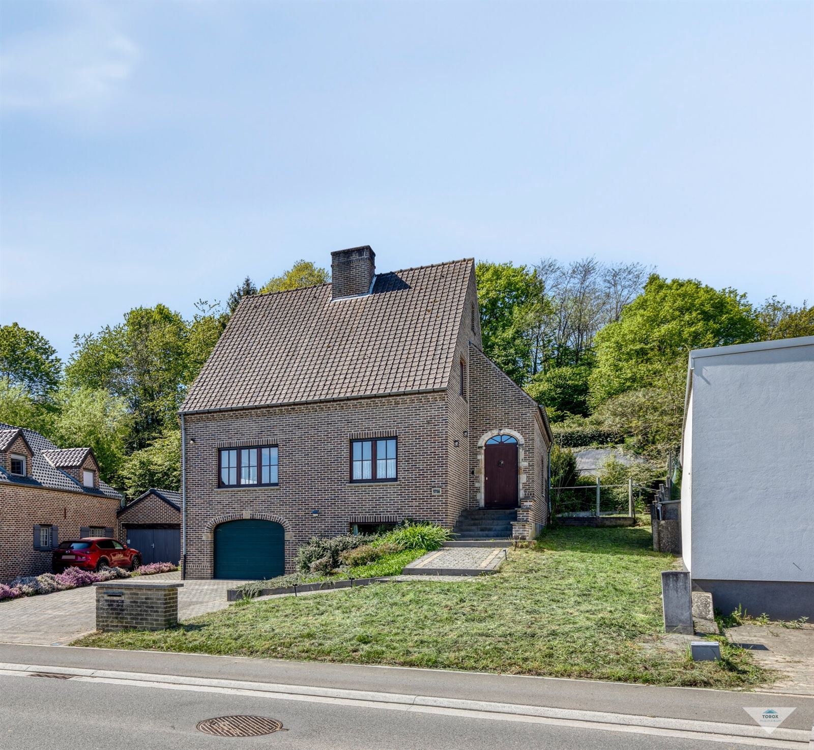 Ruime gezinswoning met 5 slaapkamers te Neerijse foto {{pictureIndex}}
