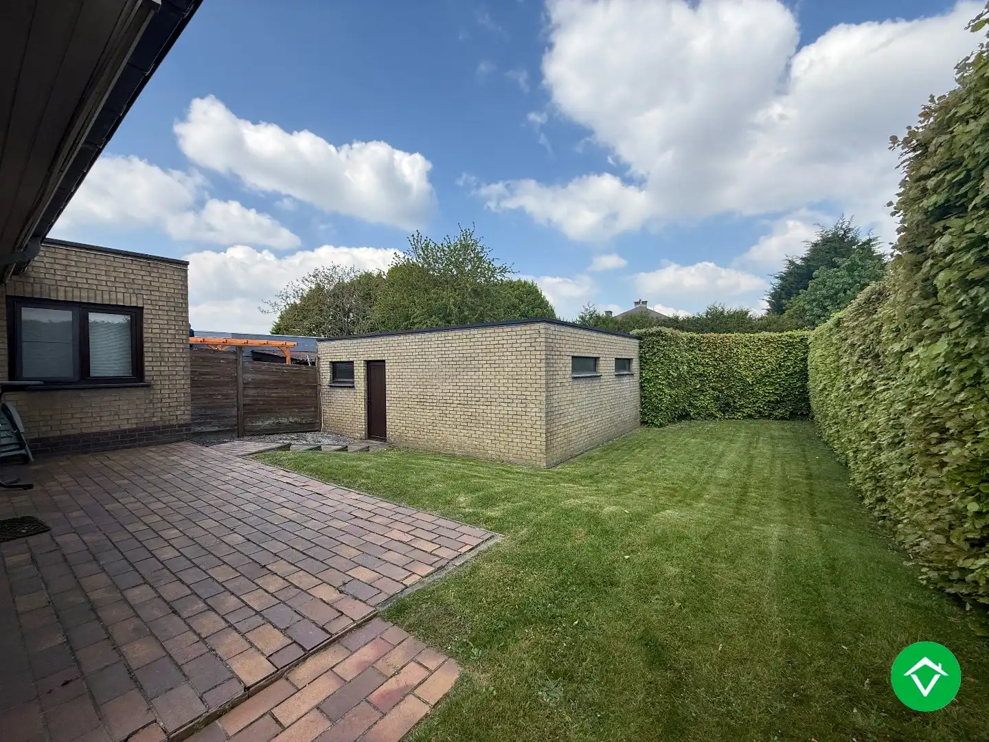 Rustig gelegen gelijkvloerse halfopen woning met 2 slpk's + dubbele garage foto 16