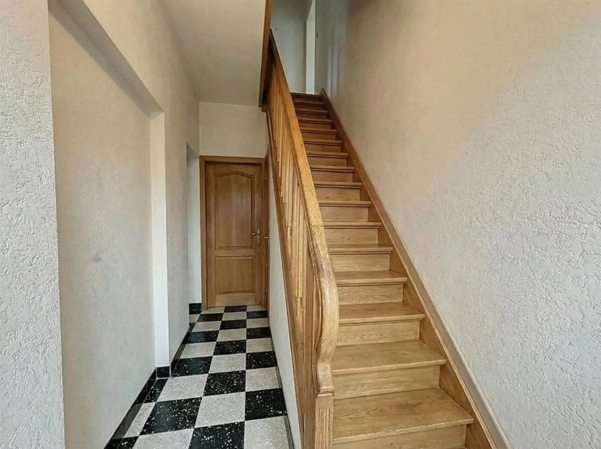 half open bebouwing met 3 slaapkamers, zwembad en garage op perceel van 312m²  foto 8