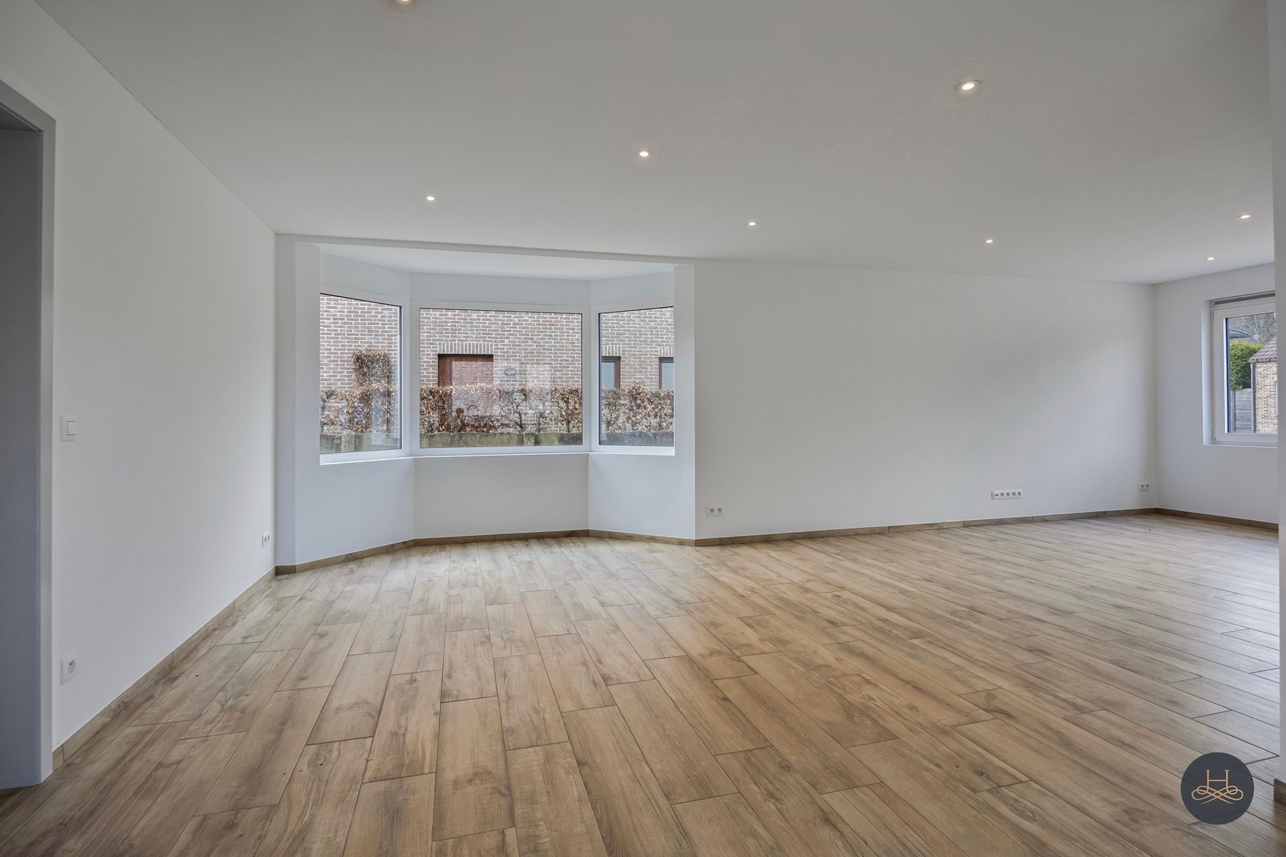 Totaal gerenoveerde woning met grote tuin foto 10