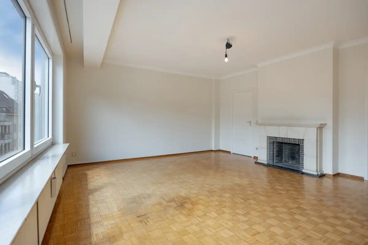 Karaktervol appartement (89m²) te koop in hartje Kortrijk foto 2