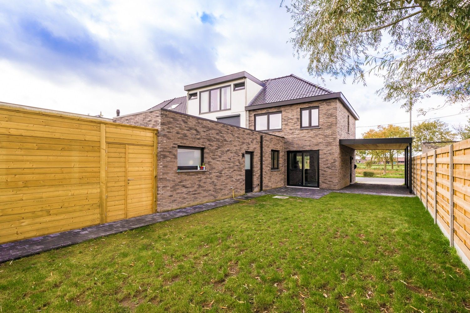 Gerenoveerde halfopen bebouwing met carport en mooi uitzicht foto 1