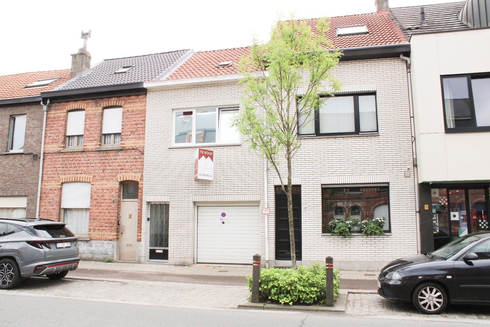 Centraal gelegen woning met drie slaapkamers, tuin én inpandige garage te koop in Sint-Niklaas! foto 1