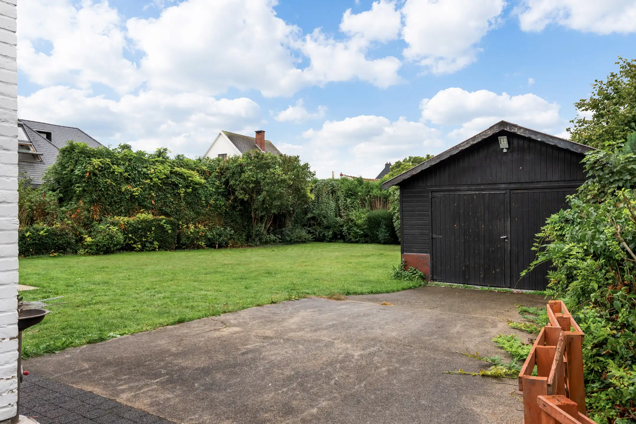 Moderne, instapklare Bungalow met 4 slpk. en 2 badk. en bijgebouw op 12 are 30 ca foto 23