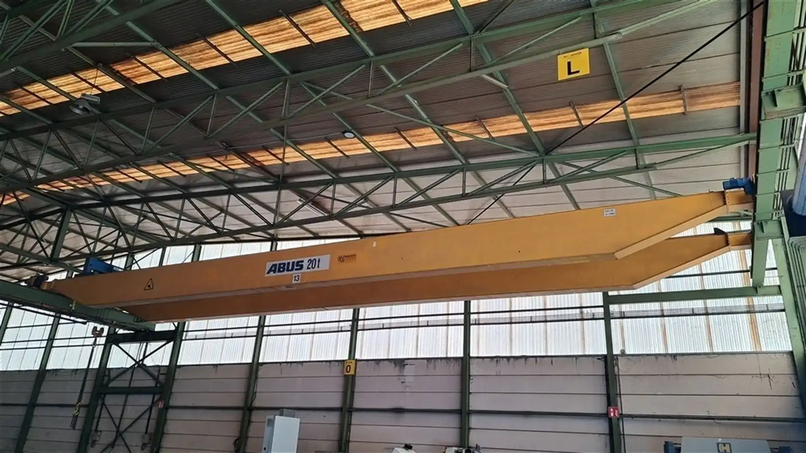 Semi-industrieel bedrijfsgebouw met laad-en loskades en rolbruggen foto 14