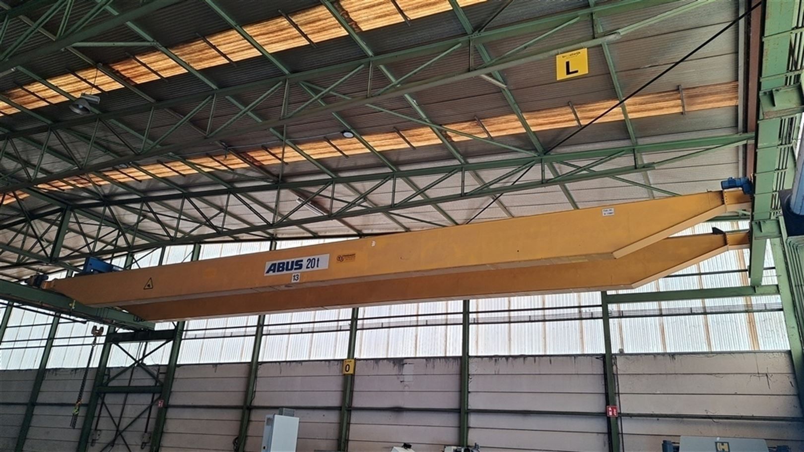 Semi-industrieel bedrijfsgebouw met laad-en loskades en rolbruggen foto 14