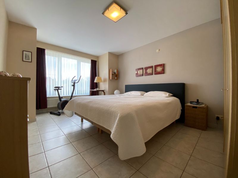 Gelijkvloers appartement met inpandige garage nabij centrum Houthalen. foto {{pictureIndex}}