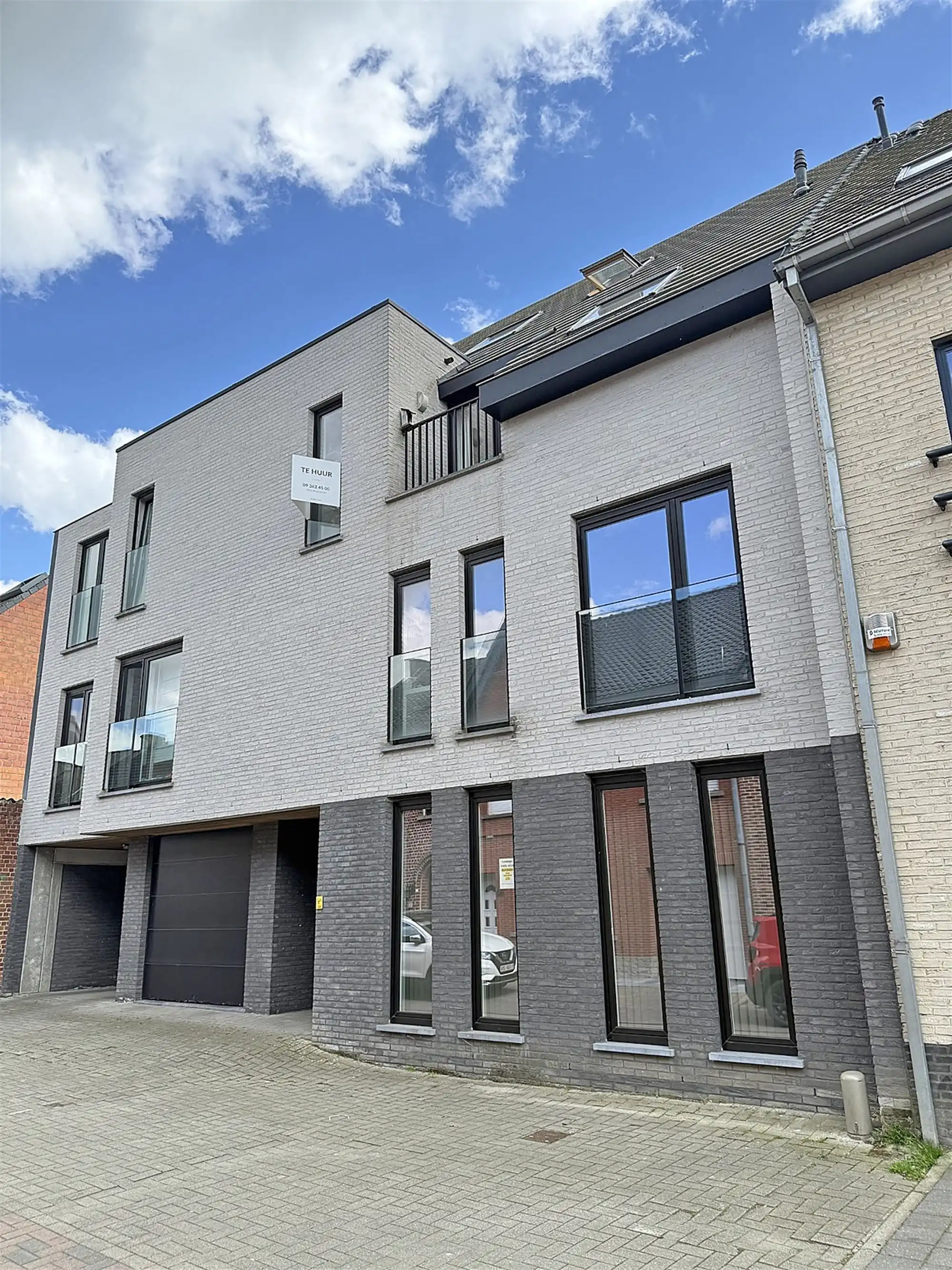 Stijlvol APPARTEMENT (duplex) met 2 slaapkamers & overdekte autostaanplaats foto {{pictureIndex}}