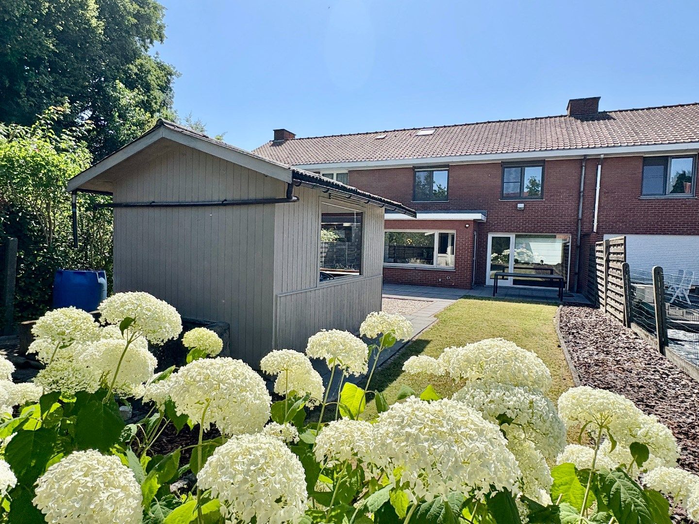 Rustig gelegen woning in een doodlopende straat met tuin en garage foto 12