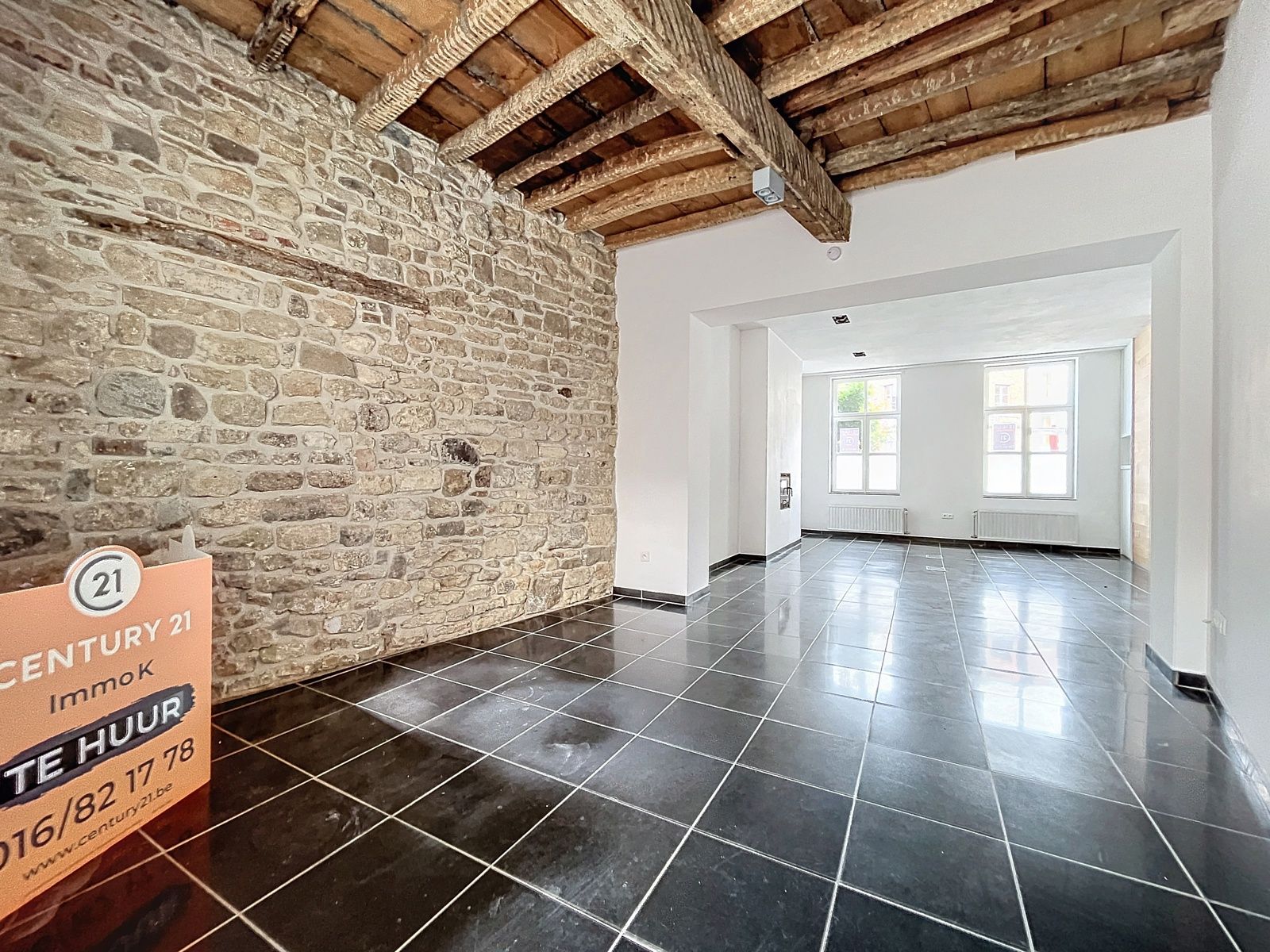 Te Huur: Gelijkvloers Handelspand op Toplocatie foto {{pictureIndex}}