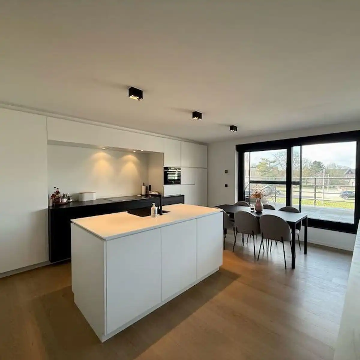 Luxueus appartement met riant terras en autostaanplaats foto 8