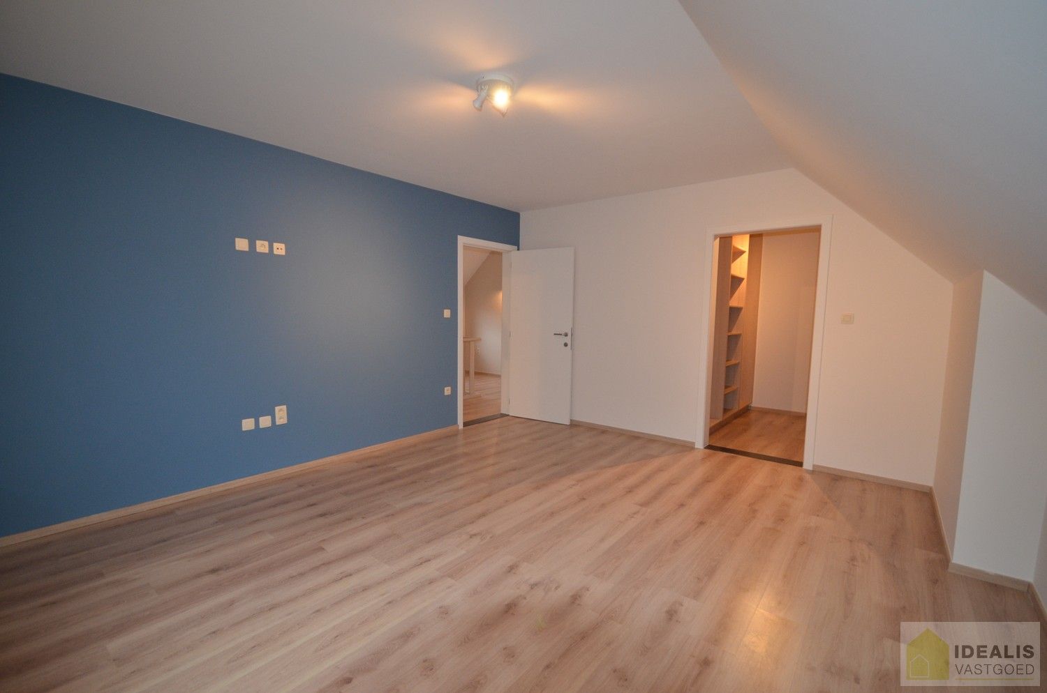 LUXUEUS AFGEWERKTE VILLA IN ZEER GOEDE STAAT! Deze ruime woning omvat o.a. een grote leefruimte, ruime keuken met bergplaats, wasplaats, 3 slaapkamers, ruime badkamer, inpandige garage en bergzolder! De villa is gelegen op een perceel met een opp. +/-13a dat volledig is aangelegd en omheind! Zeer geschikt voor kandidaten op zoek naar een rustig, doch centraal gelegen instapklare woning. foto 20