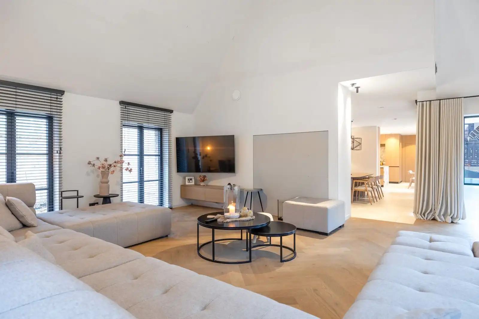 Exclusieve recente villa op uitzonderlijk ruim perceel in groene omgeving foto 3