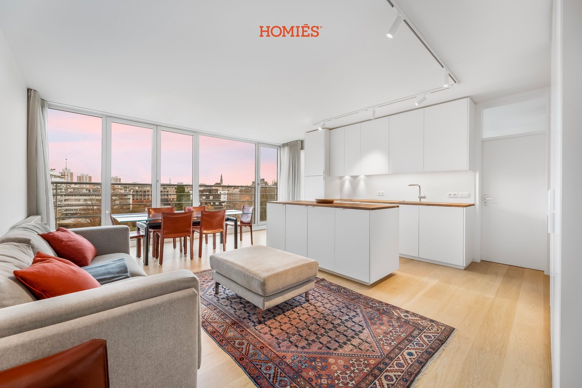 Gerenoveerd éénslaapkamerappartement met prachtig stadszicht foto {{pictureIndex}}