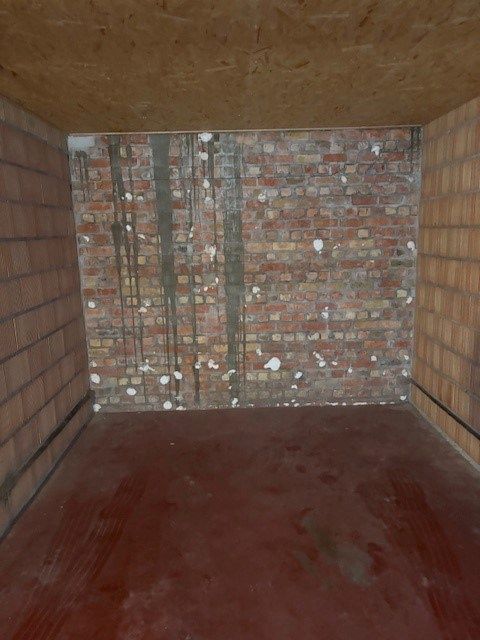 Gesloten garagebox met elektriciteit-verlichting op gelijkvloers complex foto 9